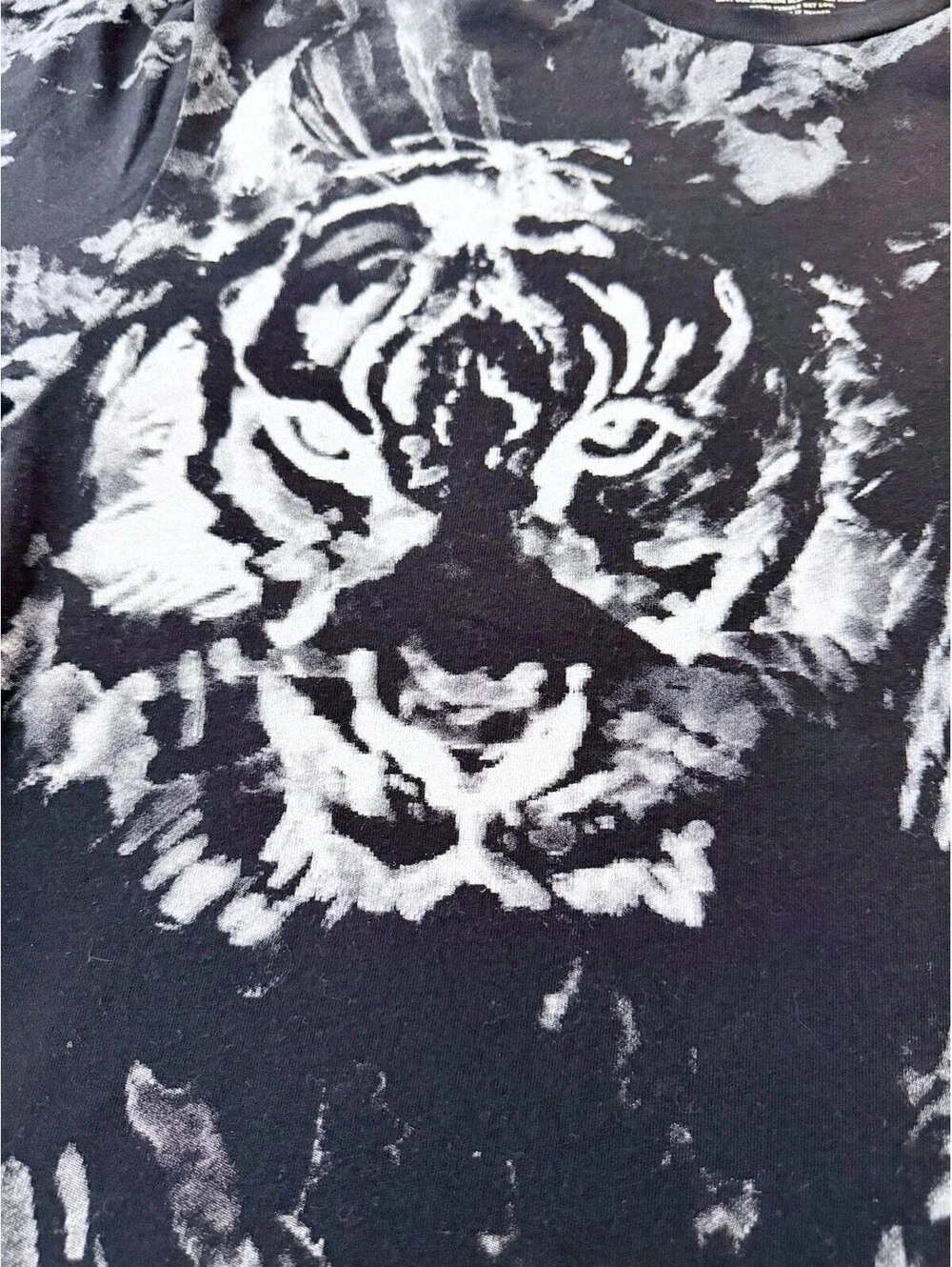 GUESS Men’s Tiger Graphic Tee XL Black Cotton Crew Neck Short Sleeve Shirt - Picture 7 of 8